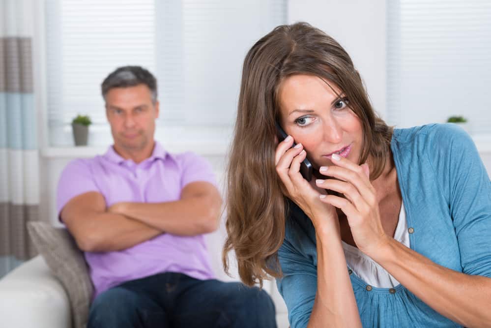 Грудастая жена успевает поговорить с мужем по телефону и отсосать у любовника